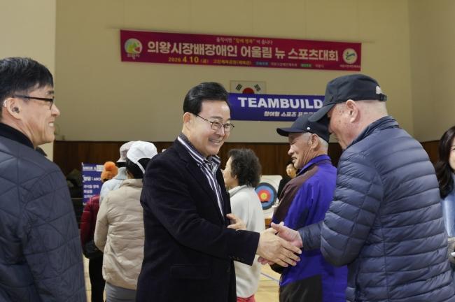 -김성제 의왕시장이 2026 장애인어울림 체육대회에서 인사를 전하고 있다 사진 의왕시