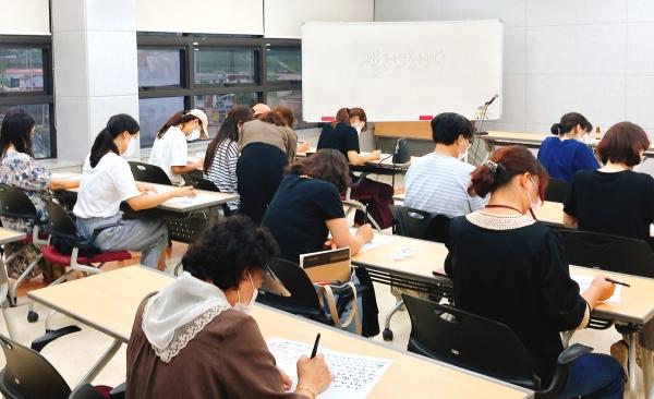 -청송군립진보공공도서관은 오는 14일부터 도서관의 날주간을 맞아 지역 주민을 위한 다양한 복합 문화 프로그램을 운영한다 사진 청송군