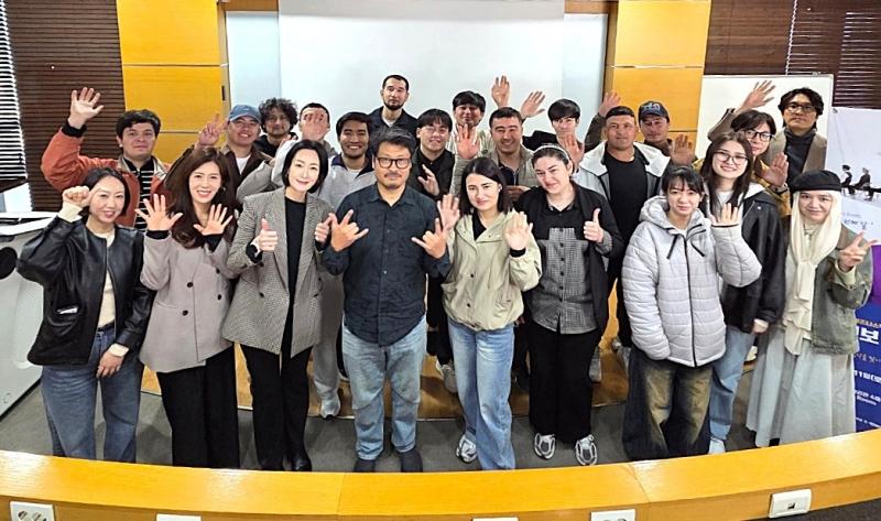 -김현보 음악감독 초청 특강 기념촬영 모습앞줄 왼쪽부터 세 번째 김민주 교수 네 번째 김현보 음악감독 사진 안양대학교