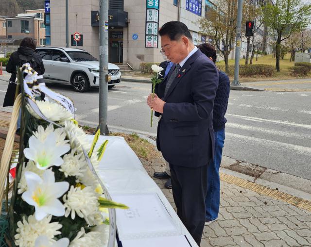 [NSP NEWS Image]사진속이야기꽃피는 봄날 떠난 아이 신경호 강원교육감 무거운 애도