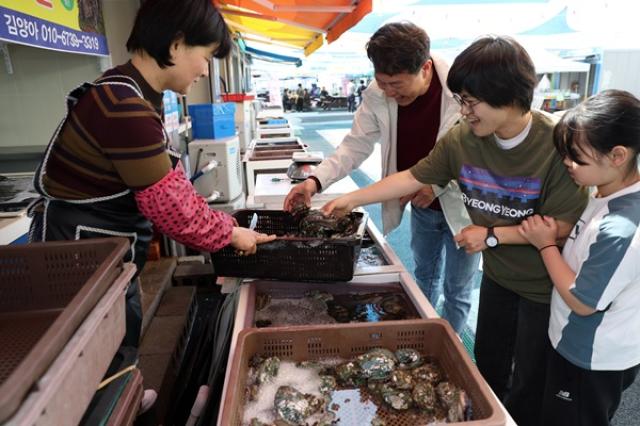 [NSP NEWS Image]강진군 마량향 마량놀토수산시장 개장 타고 관광객 북적