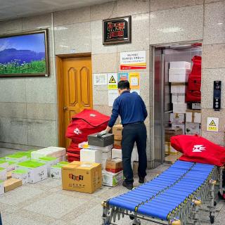 (NSP NEWS Image)울릉우체국, 엘도라도호 재운항에 익일배송 재개돼 나물철 ‘북적’