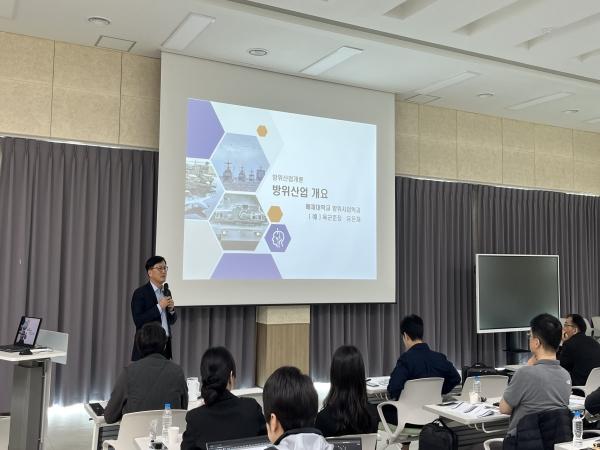 -구미시는 한국방위산업진흥회가 주관하는 방위산업 전문교육을 14일 구미스마트커넥트센터금오테크노밸리 내에서 개강했다고 밝혔다 사진 구미시