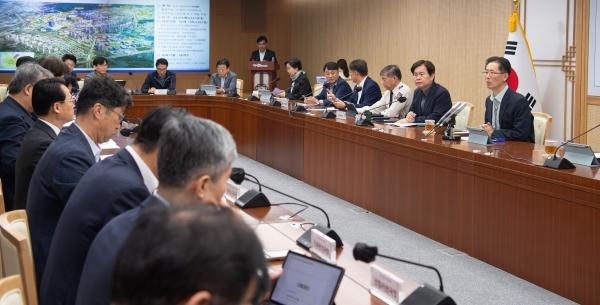 -경상북도는 14일 도청 원융실에서 대구경북 행정통합 대책 회의를 열었다 사진 경상북도