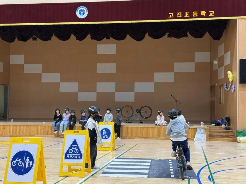 -용인특례시가 410월 초등학교 20개 교를 대상으로 찾아가는 자전거 안전 교육을 한다 사진은 10일 고진초에서 진행된 교육 모습 사진 용인특례시