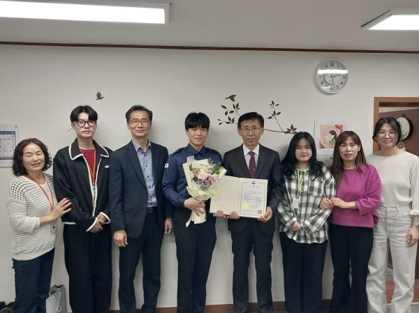 -임준모 대구경북지방병무청장은 14일 경북 문경시 소재 사회복지시설 2개 기관을 방문해 시설장과 환담하고 사회복무요원들을 격려했다 문경시 종합사회복지관 방문 모습 사진 대구경북지방병무청