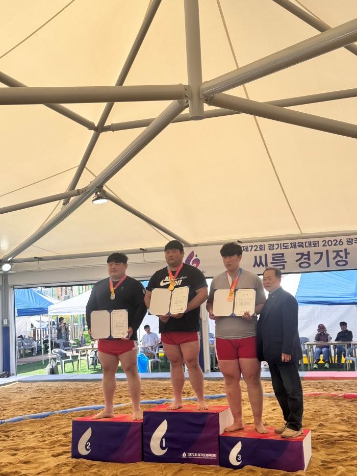 -용인특례시 소속 김동현 선수가 씨름 장사급에서 금메달을 차지한 뒤 시상대에서 기념사진 촬영을 하고 있다 사진 용인특례시