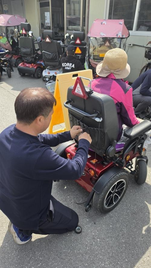 -관계자가 실버카에 후미안전등을 설치하는 모습 사진 한국교통안전공단 경기남부본부