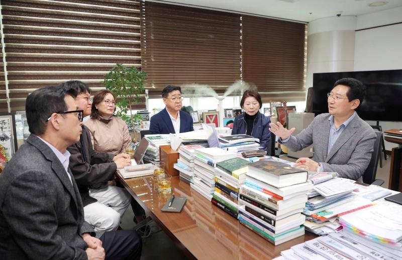 -수지구 동천동 공동주택 7곳의 입주자대표회의 주민들이 14일 시청을 방문해 대중교통 개선을 건의하고 있다 사진 용인특례시