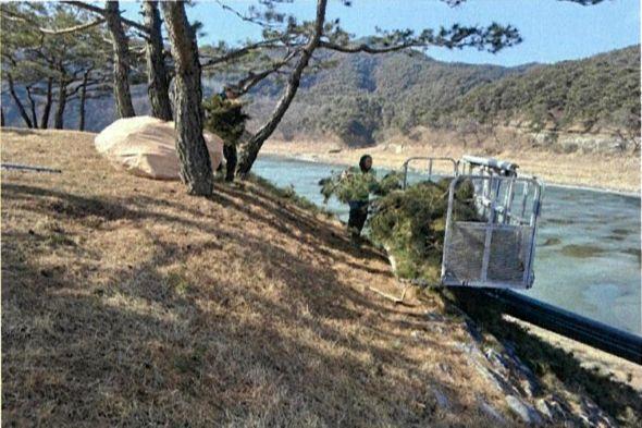 -도산서원 경내에 잔디와 화양목을 식재해 푸른 녹음을 더하고 서원 내 유물 전시관인 옥진각의 도장 작업을 통해 한층 정돈된 관람 분위기를 조성하고 있다 사진 안동시