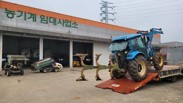 -나주시 농기계임대사업소가 농기계를 상하차하고 있다 사진 나주시