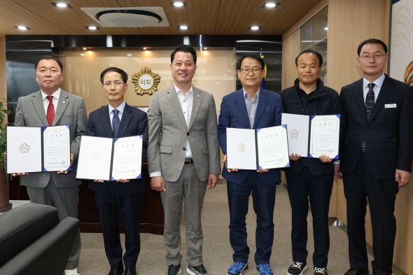 -예천군의회는 15일 오전 11시 의장실에서 2025회계연도 세입세출 결산검사위원을 위촉했다 사진 예천군