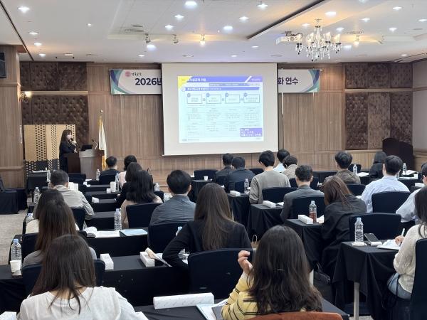 -경상북도교육청은 14일부터 15일까지 2일간 경주시에 있는 더케이호텔경주에서 도내 교육지원청 공유재산 및 물품 업무 담당자 등 60여 명을 대상으로 역량 강화 연수를 개최했다고 밝혔다 사진 경상북도교육청