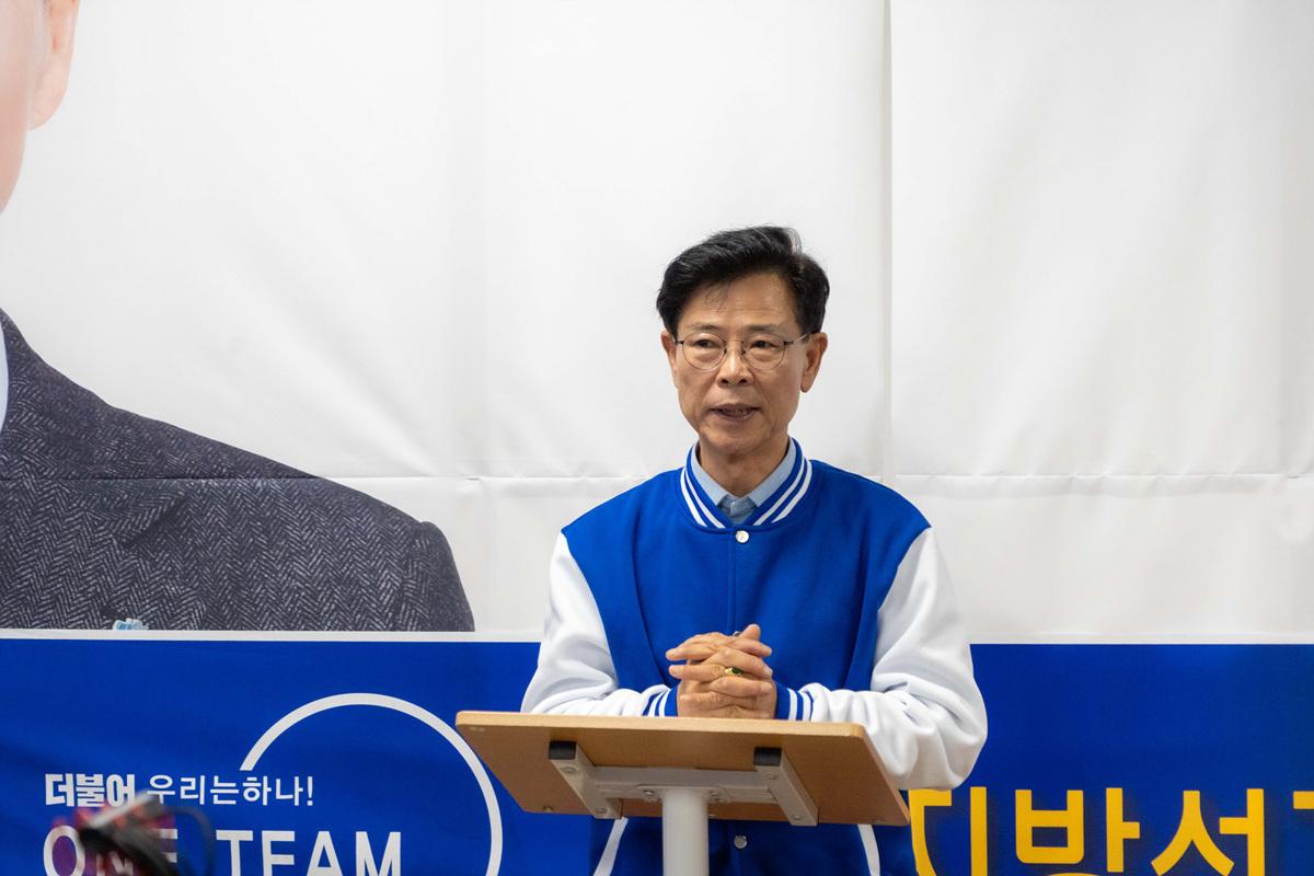 -김한근 공동 선대위원장이 인사말을 하고 있는 모습 사진 조이호 기자