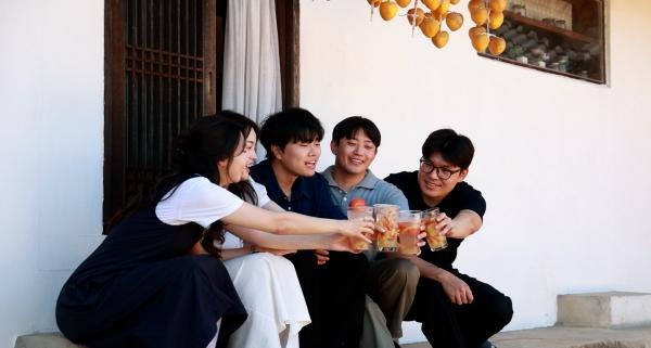-군위군은 공직자가 직접 참여하는 ‘SNS 직원서포터즈’를 확대 운영하며 현장 중심의 군정 홍보를 강화하고 있다. SNS촬영 현장 모습 (사진 = 군위군)