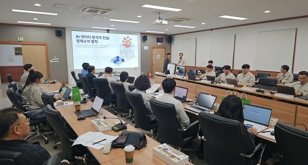 -대구경북경제자유구역청은 지난 15일 영천 소재 한중엔시에스 대회의실에서 입주기업 실무자 등 임직원 30여 명을 대상으로 2026년 제1차 입주기업 역량강화 교육을 개최했다고 밝혔다 사진 대구경북경제자유구역청