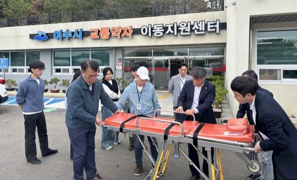 -타 지자체 관계 공무원들이 여수시 교통약자 이동지원센터에서 와상장애인 콜택시를 둘러보고 있다 사진 여수시