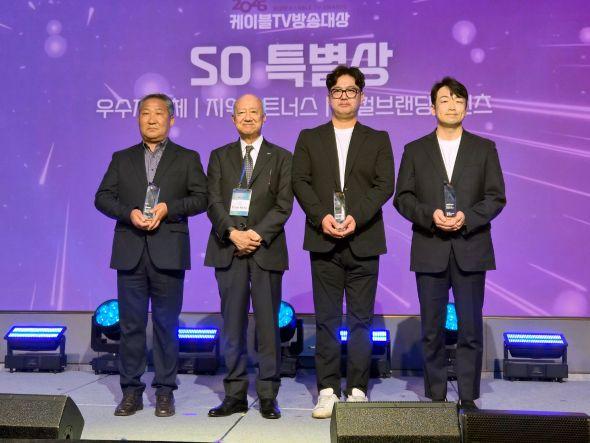 -영상은 1부 고요한 울림 안동의 세계유산 2부 하회별신탈놀이로 나뉘어 안동의 정적인 전통미와 역동적인 무형유산의 가치를 깊이 있게 담아냈다는 평을 받았다 사진 안동시