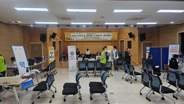 -봉화군과 농협 중앙회가 의료가 취약한 농촌 지역에 거주하는 주민을 대상으로 양방진료 물리치료 안과검진 질병관리 및 예방교육 등 맞춤형 의료서비스를 제공했다 사진 봉화군