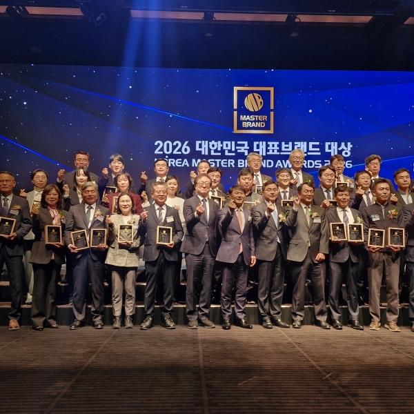 -영덕군을 상징하는 전국구 특산물 영덕대게가 지난 14일 서울 신라호텔에서 열린 2026 대한민국 대표브랜드 대상 시상식에서 수산물 부문 대표브랜드로 선정됐다 사진 영덕군