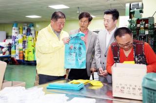 [NSP NEWS Image]파주시,  종량제봉투 일일 18만 매 안정 공급… 김경일 시장 현장 행보