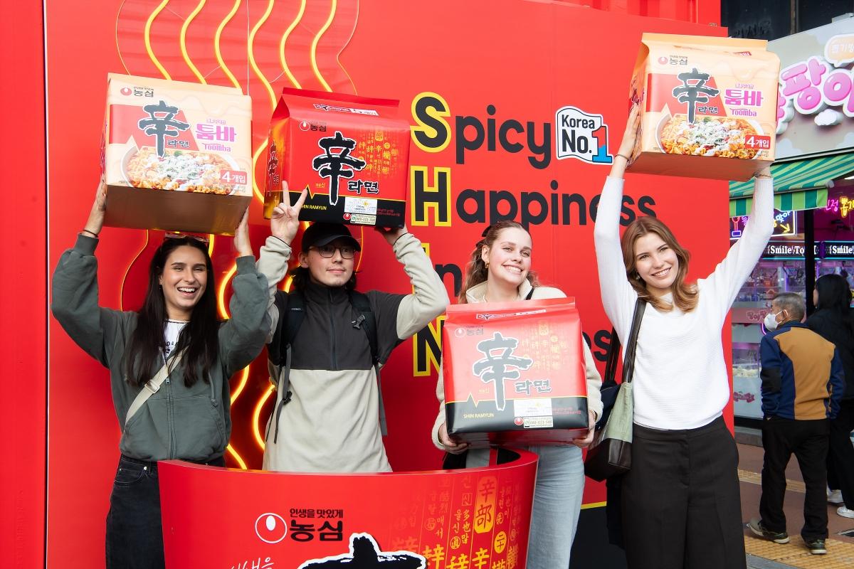 -구미라면축제 행사장을 찾은 외국인들 사진 구미시