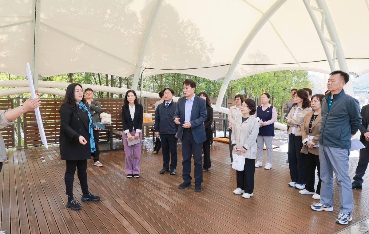 -하은호 군포시장이 군포철쭉축제 현장에 방문해 점검하고 있다 사진 군포시