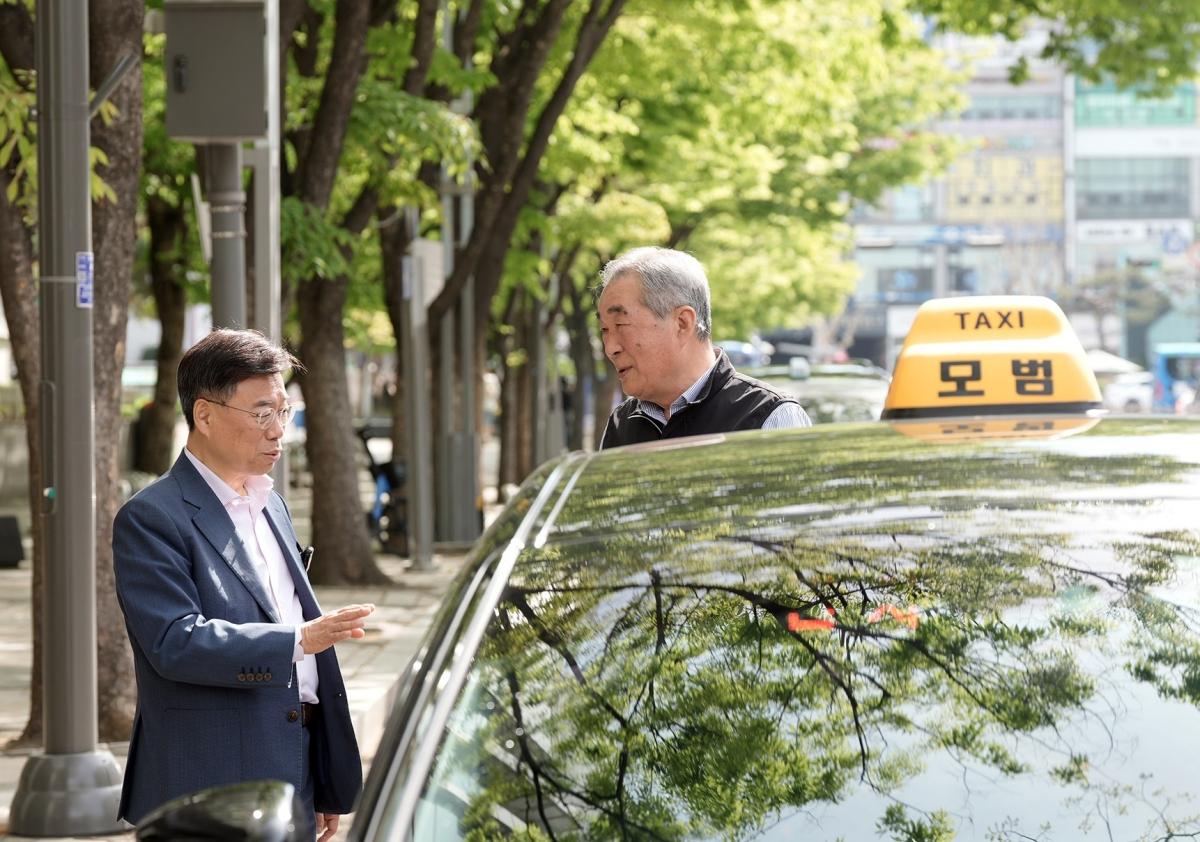 -신상진 시장이 16일 한 택시 운수종사자와 만나 대화를 나누고 있다 사진 성남시