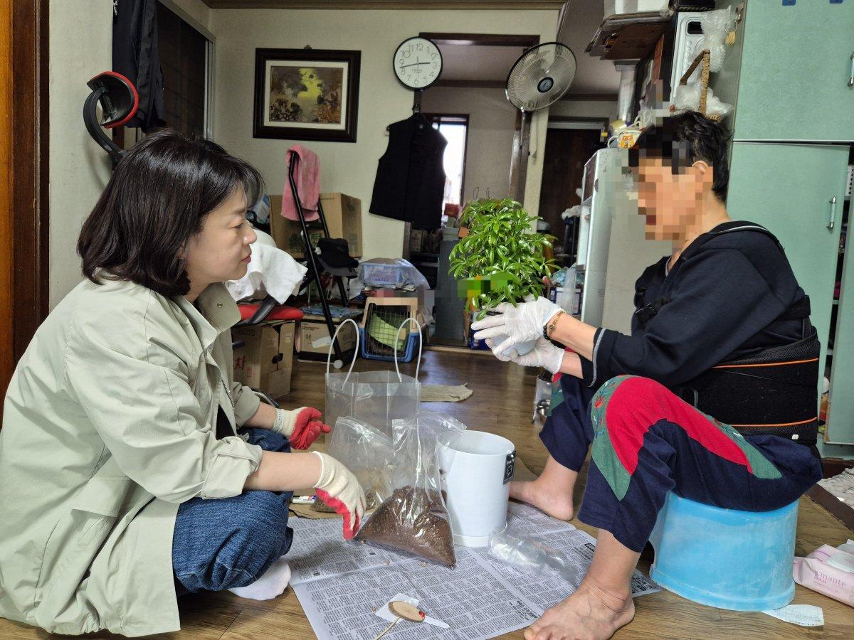 -의료급여관리사와 함께 반려식물 화분 직접 만들기 구례군청