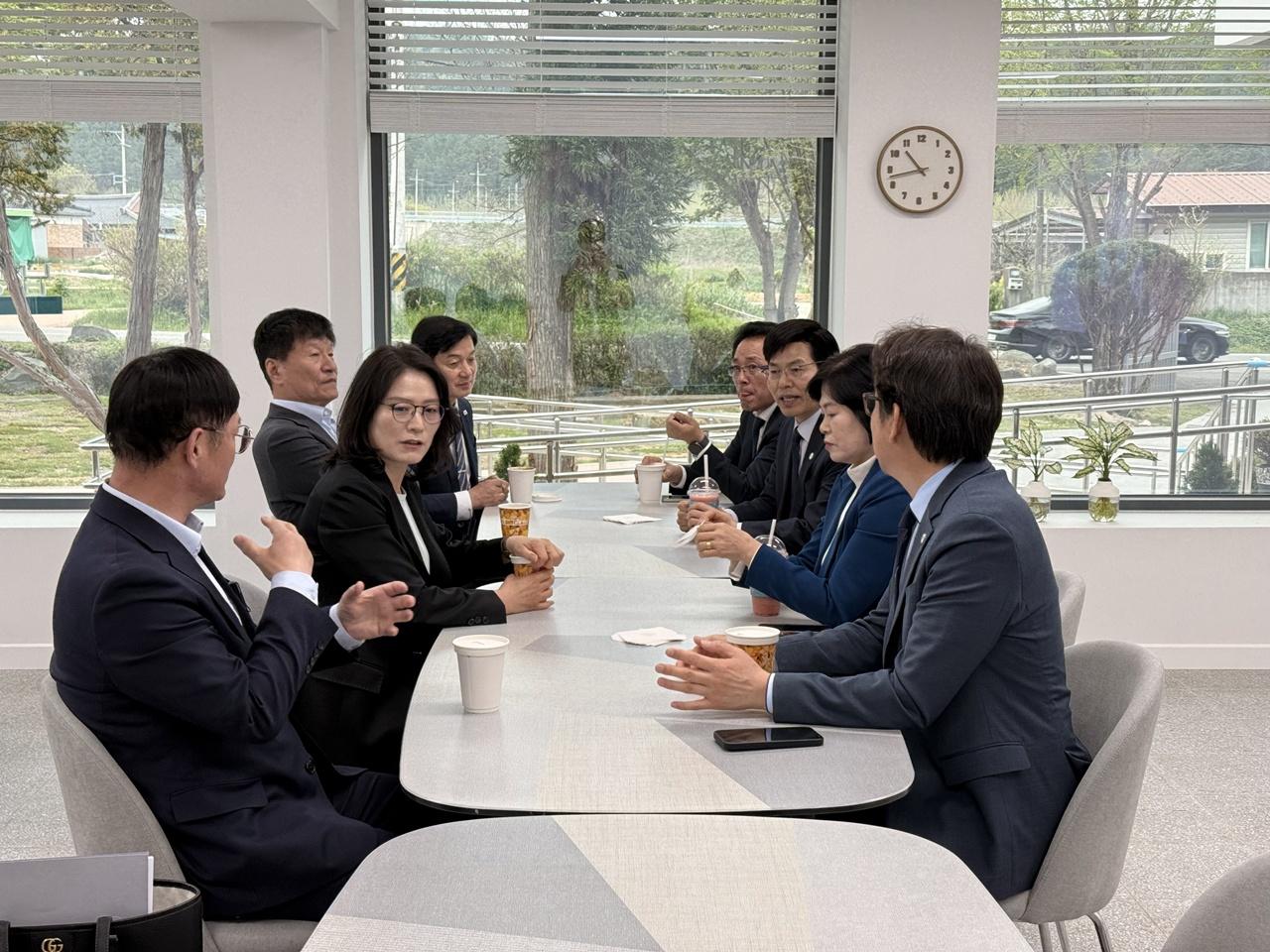 -전라남도교육청과 광주광역시교육청 정책교육행정 국장들이 17일 나주에서 교육행정통합 실행 과제를 논의하고 있다 사진 전남교육청