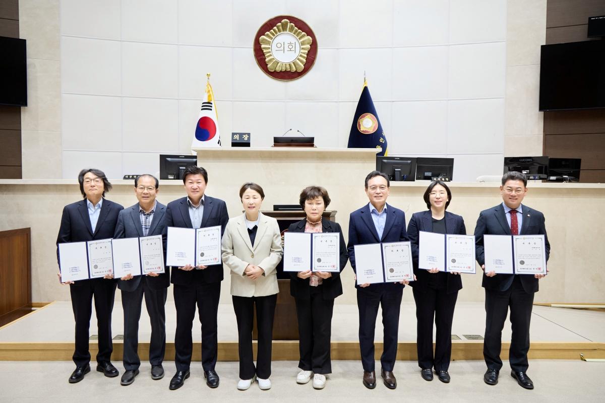 -유진선 의장과 결산검사 위원들이 기념촬영을 하고 있다 사진 용인특례시의회