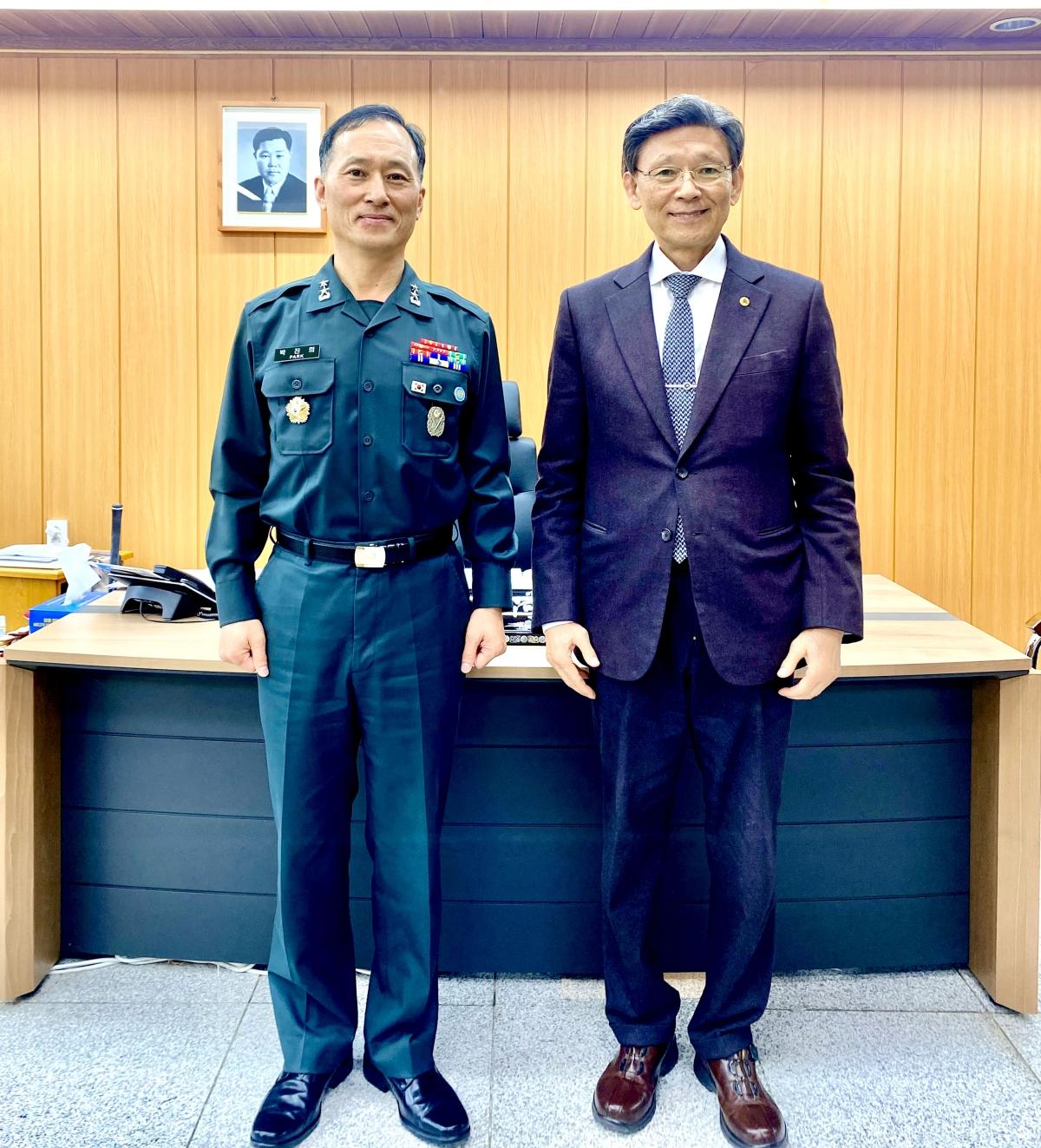 -포항대학교는 지난 15일 육군3사관학교 박진희 소장 송경재 중령 이중민 대위와 함께 학생 진학 지원 및 취업률 향상을 위한 협력 면담을 가졌다 사진 포항대학교