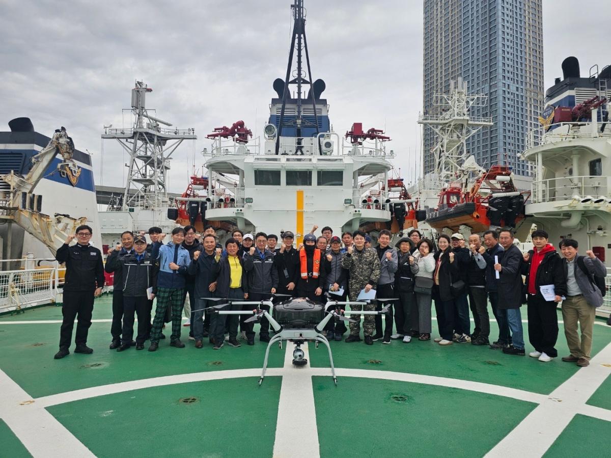 -포항해양경찰서는 17일 오전 1511함에서 포항해경 드론운용요원과 해양재난구조대 드론수색대 등 30여 명을 대상으로 실시된 드론 전문교육 및 간담회를 성공적으로 마쳤다고 밝혔다 사진 포항 해양경찰서