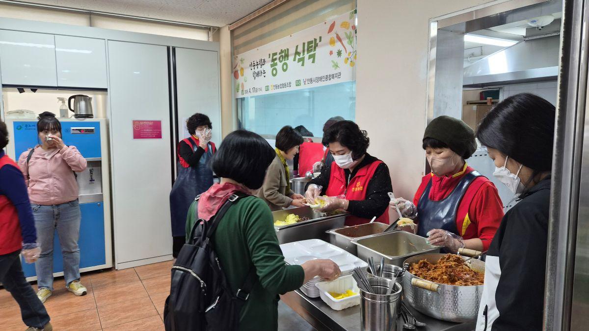 -안동농협 고향주부모임 행복나눔봉사단은 평소에도 취약계층 지원과 지역사회 봉사활동에 꾸준히 참여해 왔으며 이번 행사에서도 따뜻한 손길로 나눔의 가치를 몸소 실천하며 선한영향력 확산에 앞장섰다 사진 안동농협