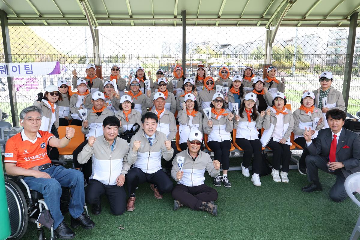 -16일 화성시의회 배정수 의장앞줄 왼쪽 세번째과 의원 및 관계자들이 기념촬영을 하고 있다 사진 화성시의회