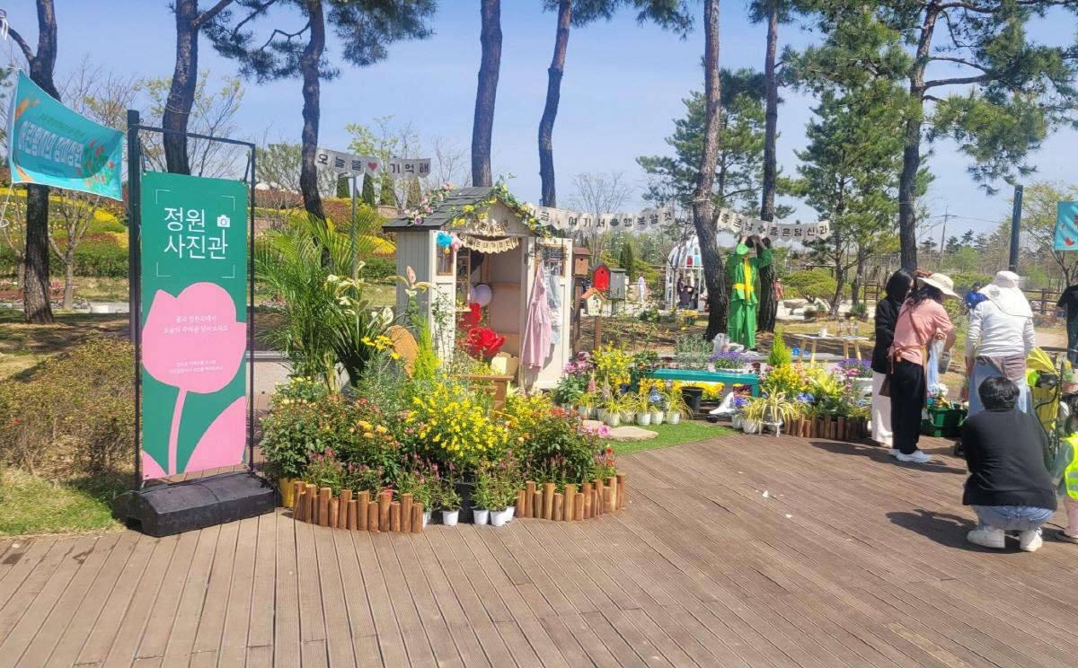 -평택시 꽃나들이 행사에서 정원 사진관 부스가 운영되고 있는 모습 사진 평택시