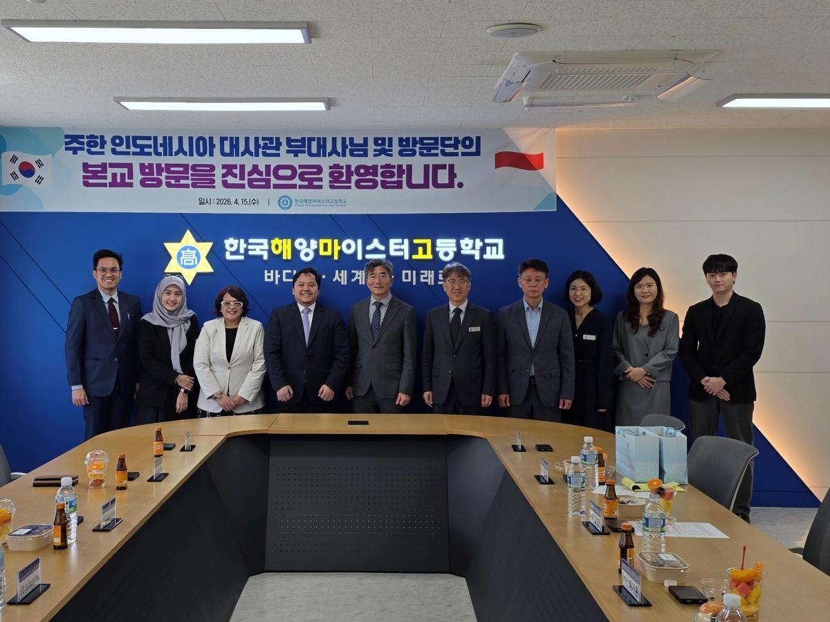 -경상북도교육청은 지난 15일 주한 인도네시아대사관 알리 안디카 와르다나 부대사 일행이 포항시에 있는 한국해양마이스터고등학교를 방문해 양국 간 직업교육 교류 협력 방안을 논의했다고 밝혔다 사진 경상북도교육청