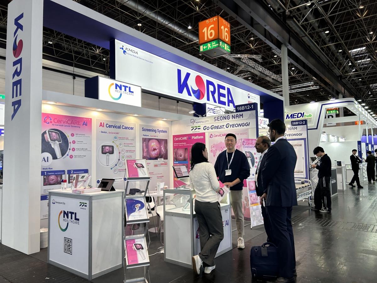 -2024년 독일 뒤셀도르프 의료기기 전시회MEDICA에 마련된 성남기업 전시부스 전경 사진 성남시