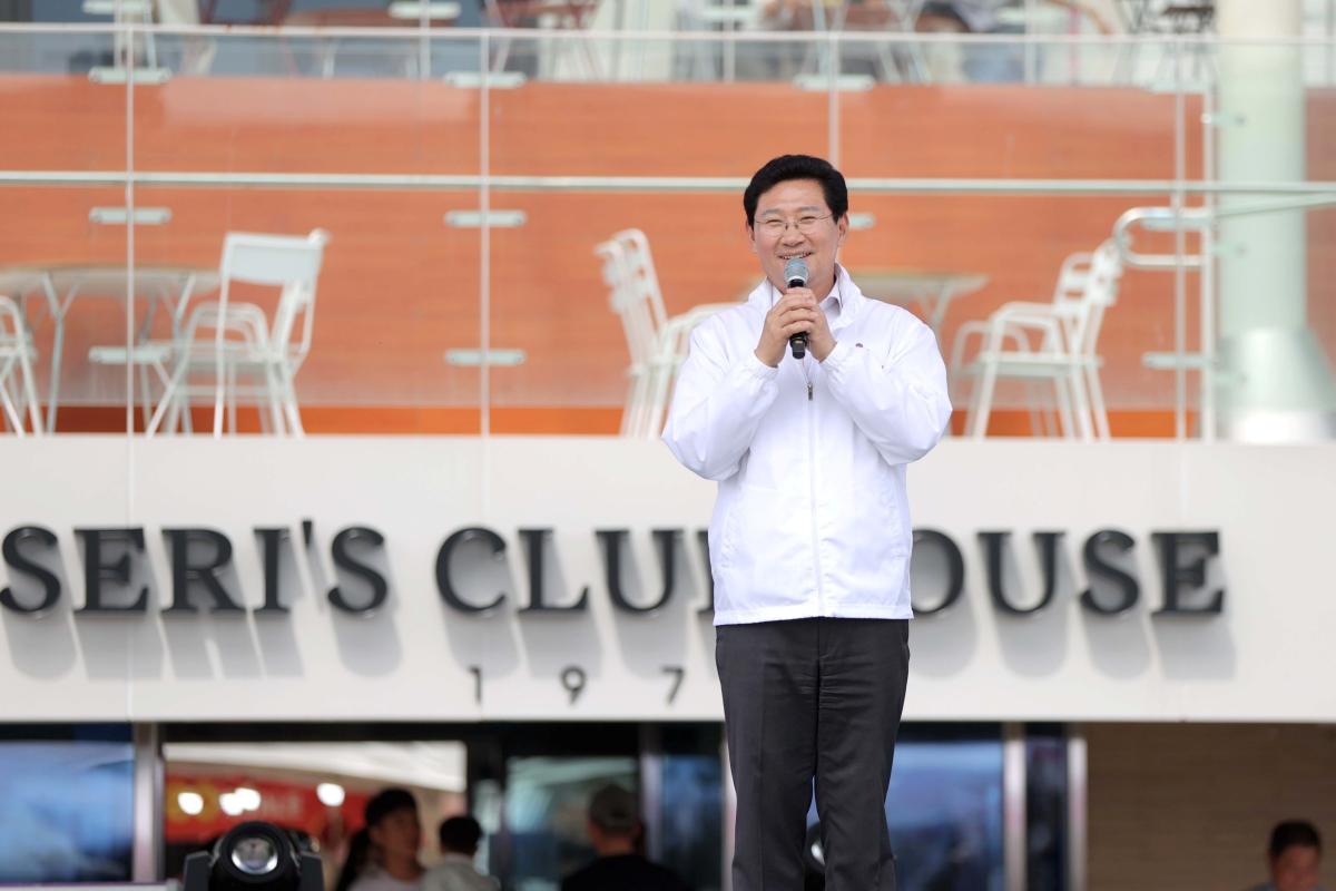 -이상일 용인특례시장이 19일 세리박SERI PAK with 용인에서 열린 북적북적 페스타 행사에서 인사말을 하고 있다 사진 용인특례시