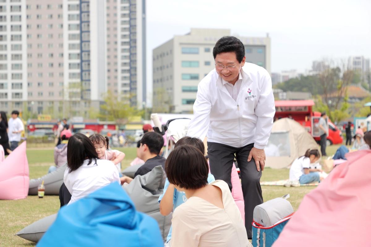 -이상일 시장이 SERI PAK with 용인에서 열린 YES24와 함께하는 북적북적 페스타에 참석해 시민들과 인사를 나누고 있다 사진 용인특례시