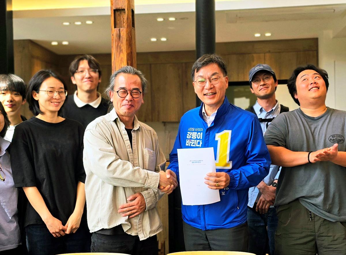 -김중남 민주당 강릉시장 후보가 영화인들과 간담회를 진행한 모습 사진 김중남 캠프