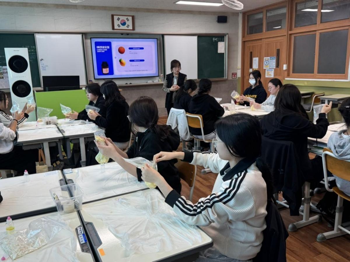 -경산시 탄소중립지원센터는 4월부터 관내 초중고등학교를 대상으로 2026년 찾아가는 탄소중립 교실 프로그램을 운영하고 있다 사진 경산시