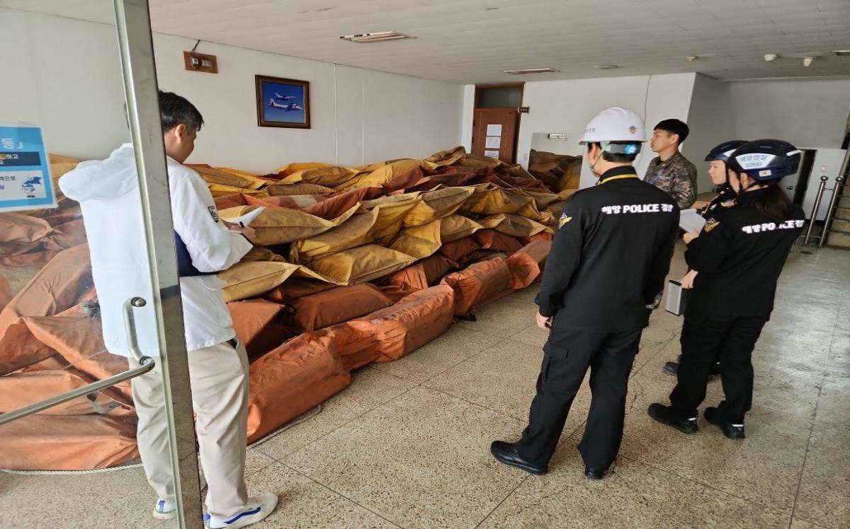 -포항해양경찰서는 대규모 해양오염사고 예방을 위해 오는 20일부터 오는 6월 19일까지 두 달간 해양오염사고 위험성이 높은 해양시설을 대상으로 집중안전점검을 실시한다 사진 포항 해양경찰서