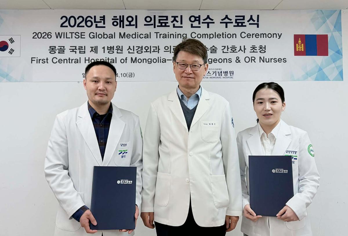 -박춘근 윌스기념병원 이사장가운데이 몽골 의료진들과 기념촬영을 하는 모습 사진 윌스기념병원 수원