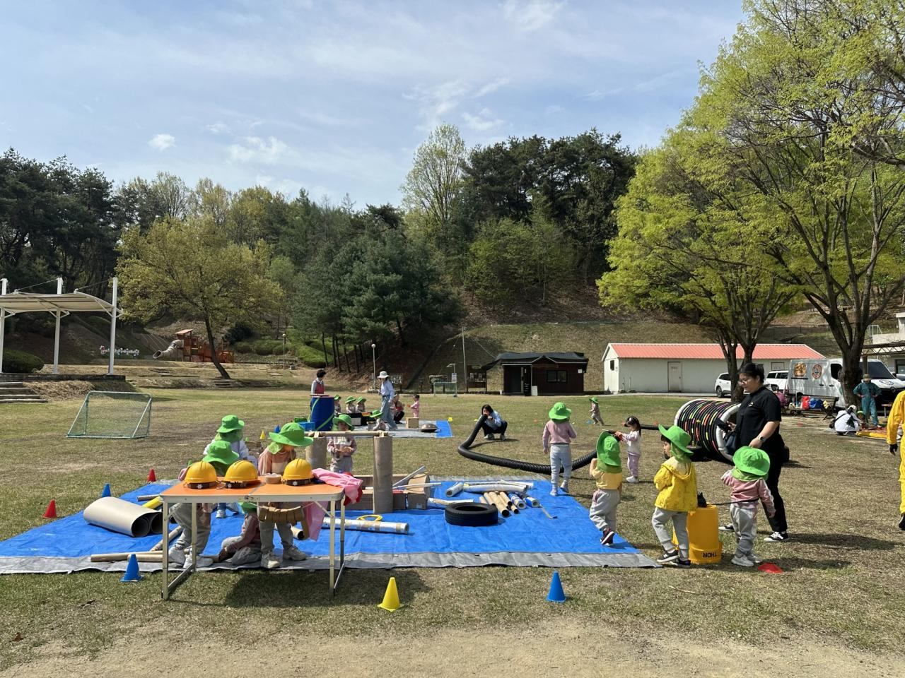 -무빙 플레이버스는 다양한 놀이 콘텐츠로 현장을 찾아가는 이동형 놀이체험 프로그램으로 아동의 창의성과 사회성 발달을 돕기 위해 기획됐다 사진 영주시