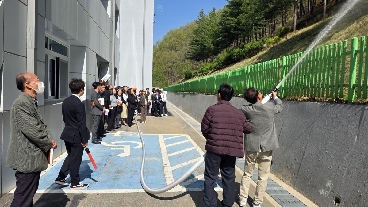 -경상북도청송교육지원청은 20일 전 직원이 참여하는 화재대응 자체 소방훈련을 실시했다 사진 청송교육지원청