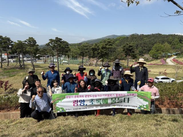 [NSP NEWS Image]광양시 도심에 봄빛 더하다 민관 함께 1500주 철쭉 식재