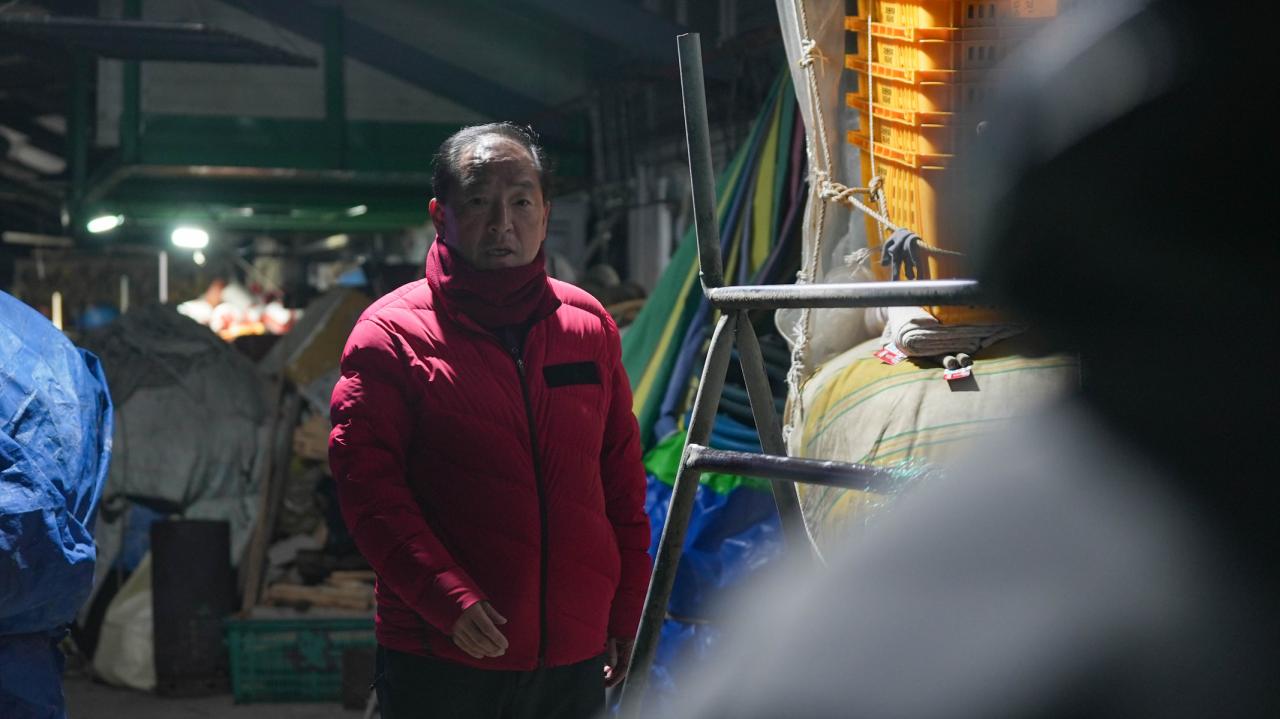 -이병선 국민의힘 속초시장 후보가 새벽에 시민들을 만나고 있는 모습 사진 이병선선거캠프