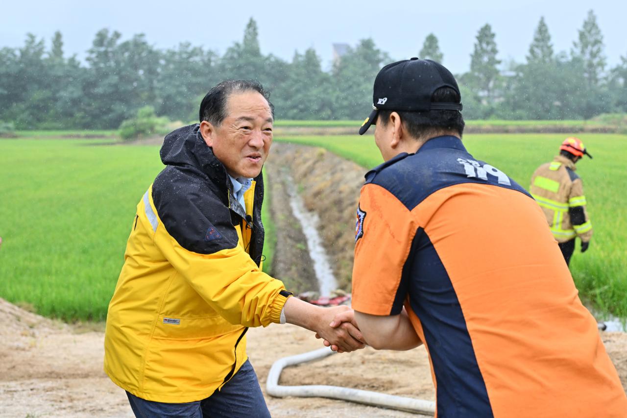 -이병선 국민의힘 속초시장 후보가 지난해 7월 가뭄극복 민관군 합동 농업용수 비상공급 현장점검을 하고 있는 모습 사진 이병선선거캠프