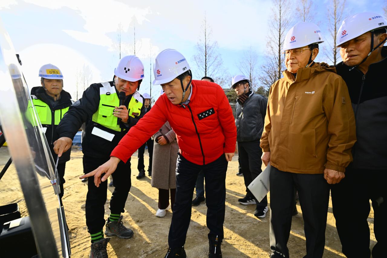 -이병선 국민의힘 속초시장 후보가 지난해 12월 동서고속화철도 8공구 현장 브리핑에서 진행사항을 보고 받고 있는 모습 사진 이병선선거캠프